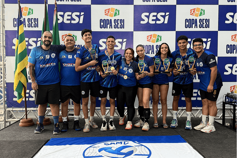 Equipe CAMV Sports com troféus